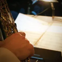 Saxophon und Notenblätter