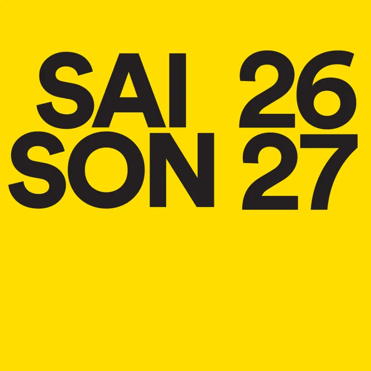 "Saison 26 27" in schwarzer Schrift auf gelbem Hintergrund. 